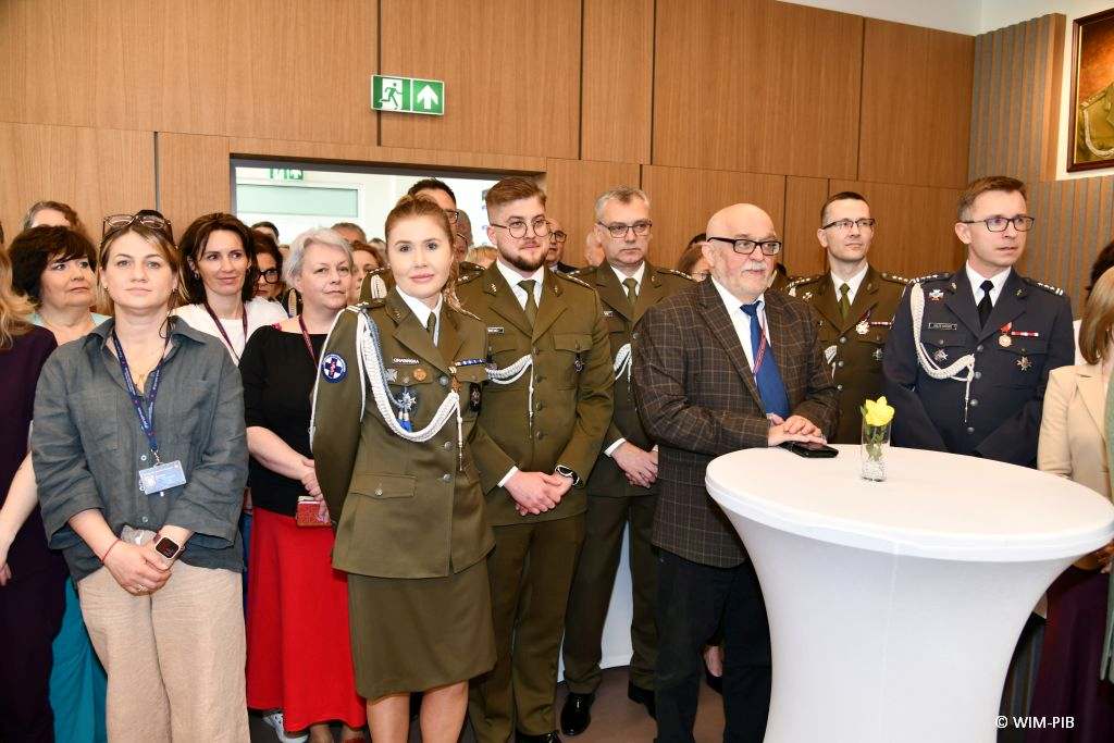 Pracownicy i przyjaciele WIM-PIB podczas spotkania wielkanocnego.
