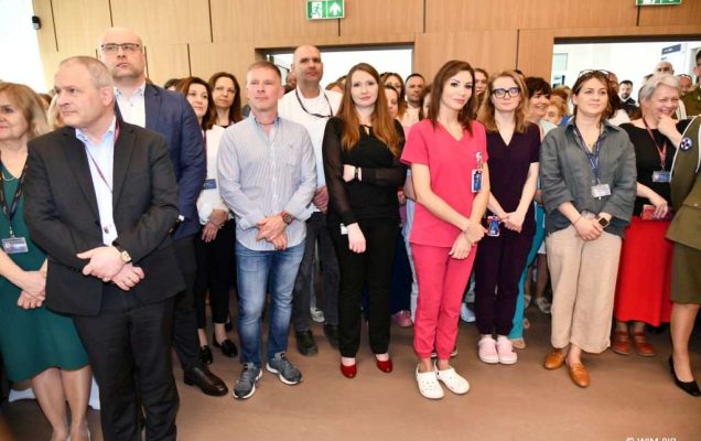 Pracownicy i przyjaciele WIM-PIB podczas spotkania wielkanocnego.