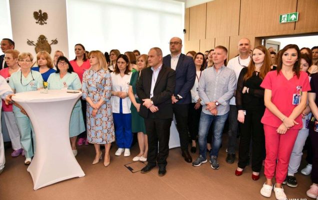 Pracownicy i przyjaciele WIM-PIB podczas spotkania wielkanocnego.