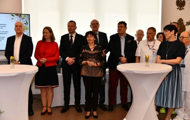 Pracownicy i przyjaciele WIM-PIB podczas spotkania wielkanocnego.