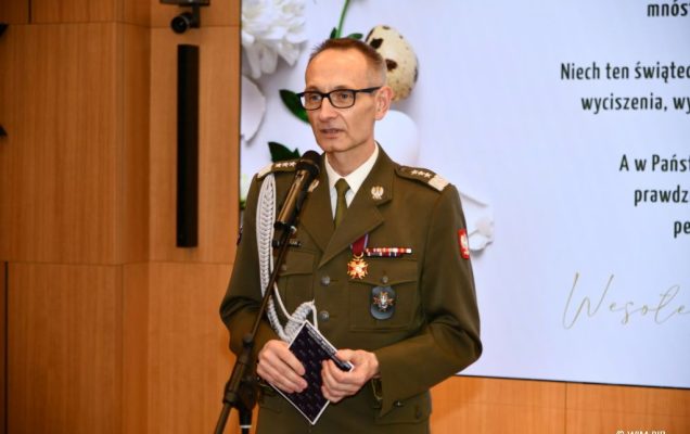 Grzegorz Gielerak dyrektor WIM-PIB składa życzenia pracownikom.