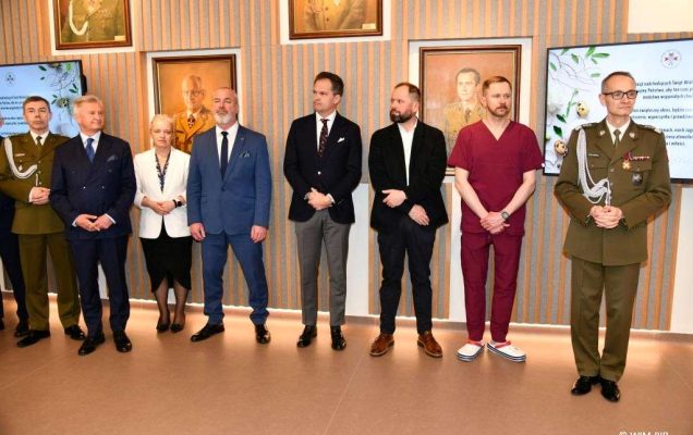 Pracownicy i przyjaciele WIM-PIB podczas spotkania wielkanocnego.