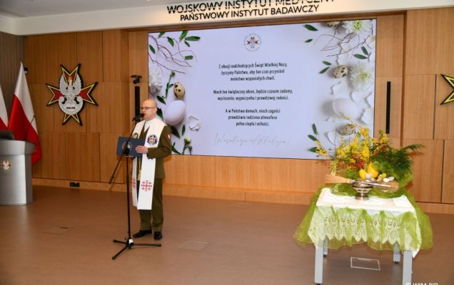 Ksiądz podczas modlitwy wielkanocnej.