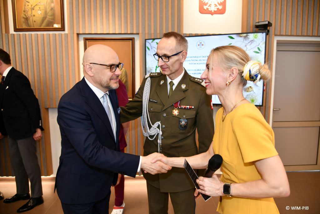 Dyrektor WIM Grzegorz Gielerak oraz Małgorzata Złotkowska podczas spotkania wielkanocnego.