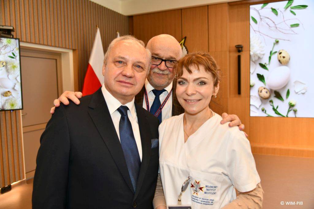 Pracownicy i goście WIM-PIB podczas spotkania wielkanocnego.