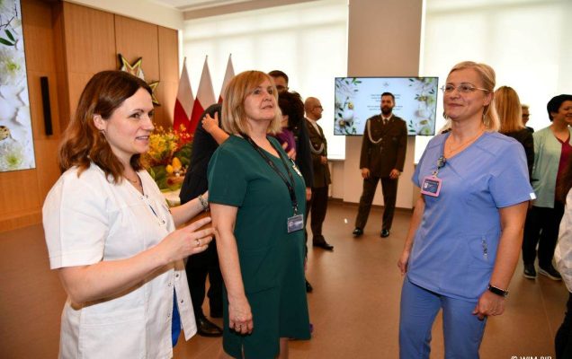 Pracownicy i goście WIM-PIB podczas spotkania wielkanocnego.