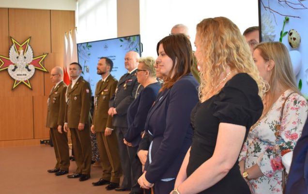 Pracownicy i goście WIM-PIB podczas spotkania wielkanocnego.