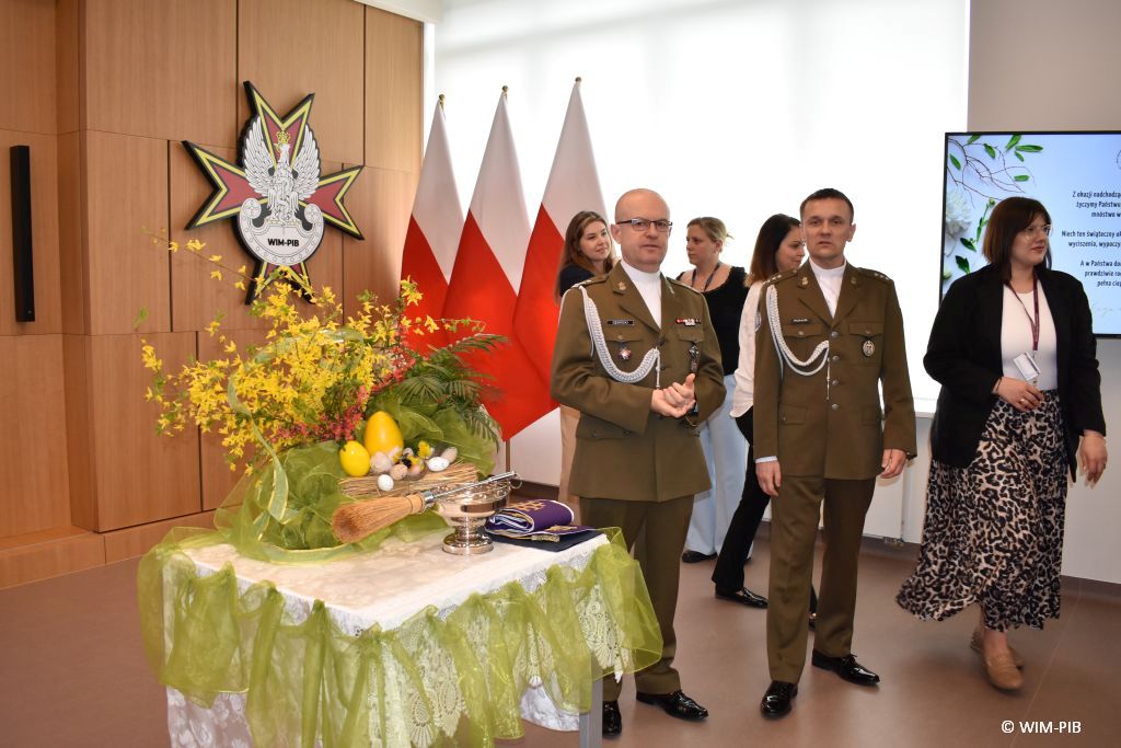 Pracownicy i goście WIM-PIB podczas spotkania wielkanocnego.