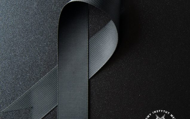 Obrazek czarno-biały żałoba. Czarna wstązka z logo WIM