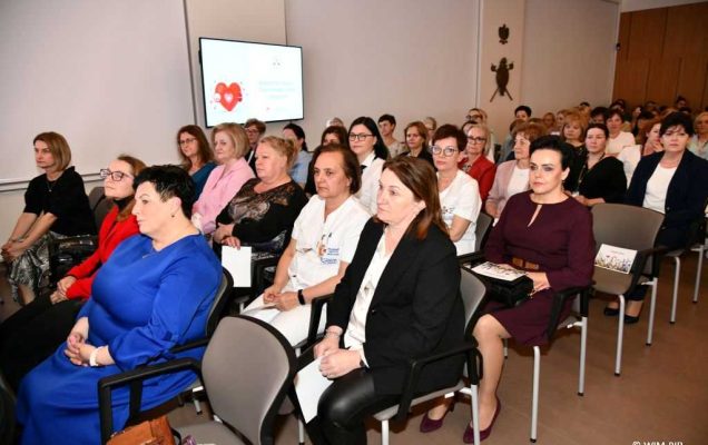 Pielęgniarki siedzące podczas uroczystości na auli WIM-PIB.