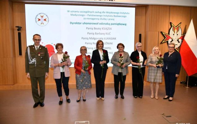 Grzegorz Gielerak, Lidia Wojda, pielęgniarki. Zdjęcie grupowe.