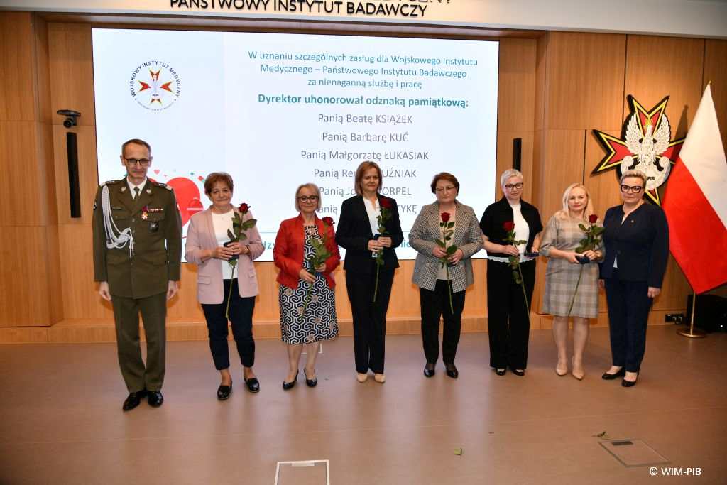 Grzegorz Gielerak, Lidia Wojda, pielęgniarki. Zdjęcie grupowe.