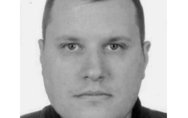 Zdjęcie czarno-białe. Ujęcie twarzy. Łukasz Kowalski