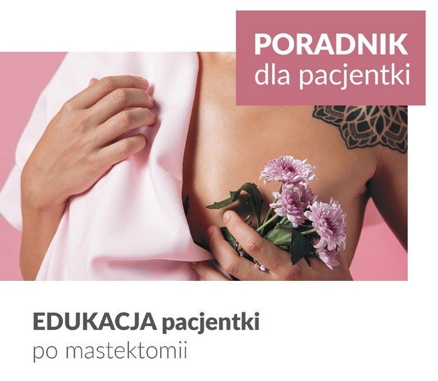 Okładka poradnika dla pacjentek po mastektomii. Fragment kobiecej sylwetki z odsłoniętym torsem zasłoniętym różowymi kwiatami.