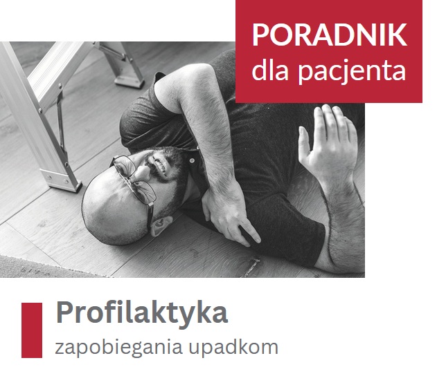 Okładka poradnika. Poradnik Pacjenta. Profilaktyka zapobiegania upadkom. Zdjęcie czarno-białe. Leżący na podłodze w mieszkaniu mężczyzna trzymający się za bark.