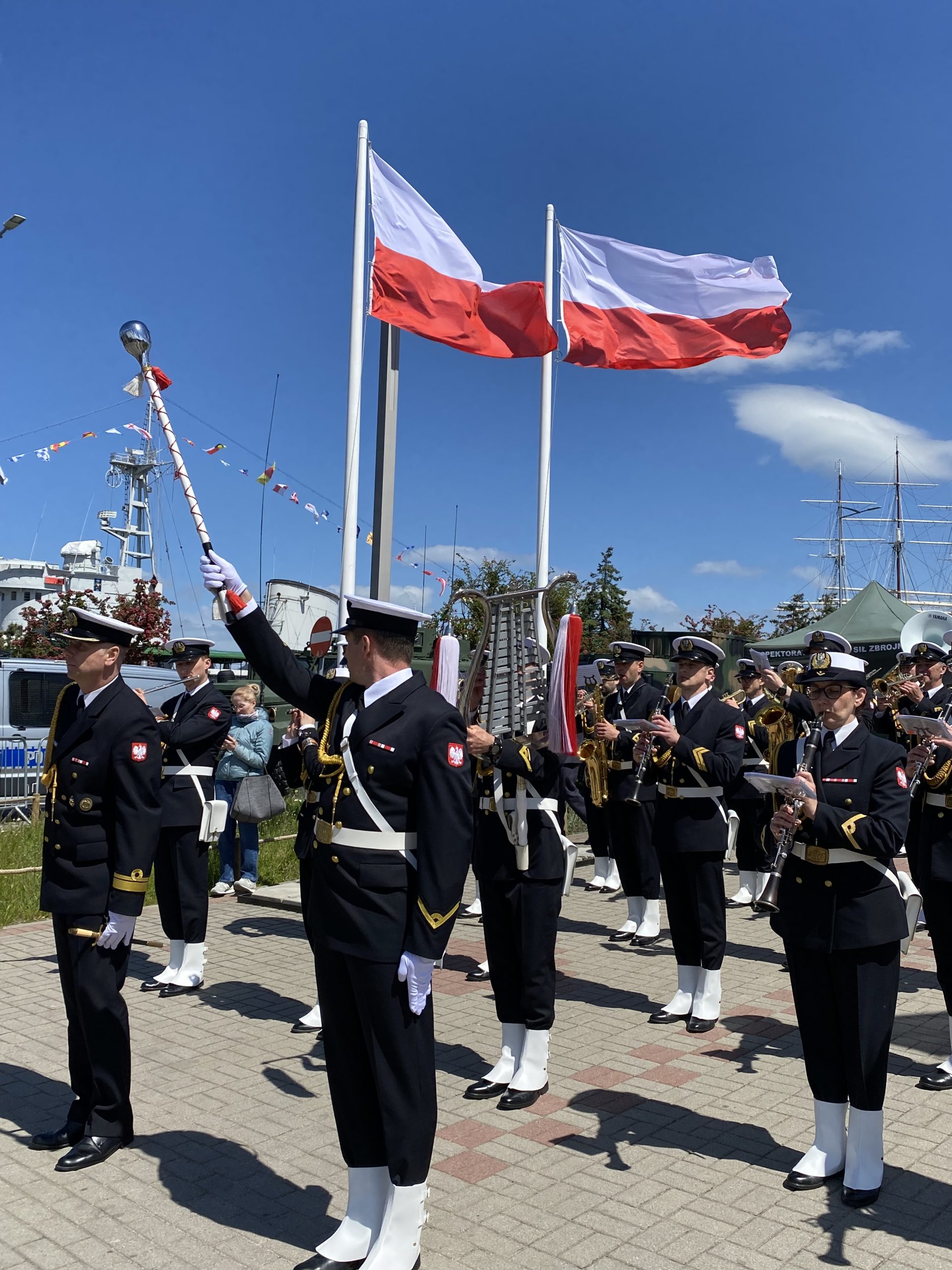 Żołnierze podczas parady wojskowej.