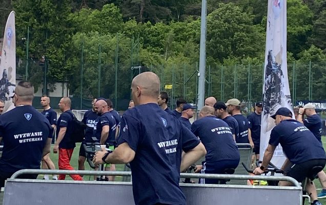 Zawody sportowe weteranów w plenerze.