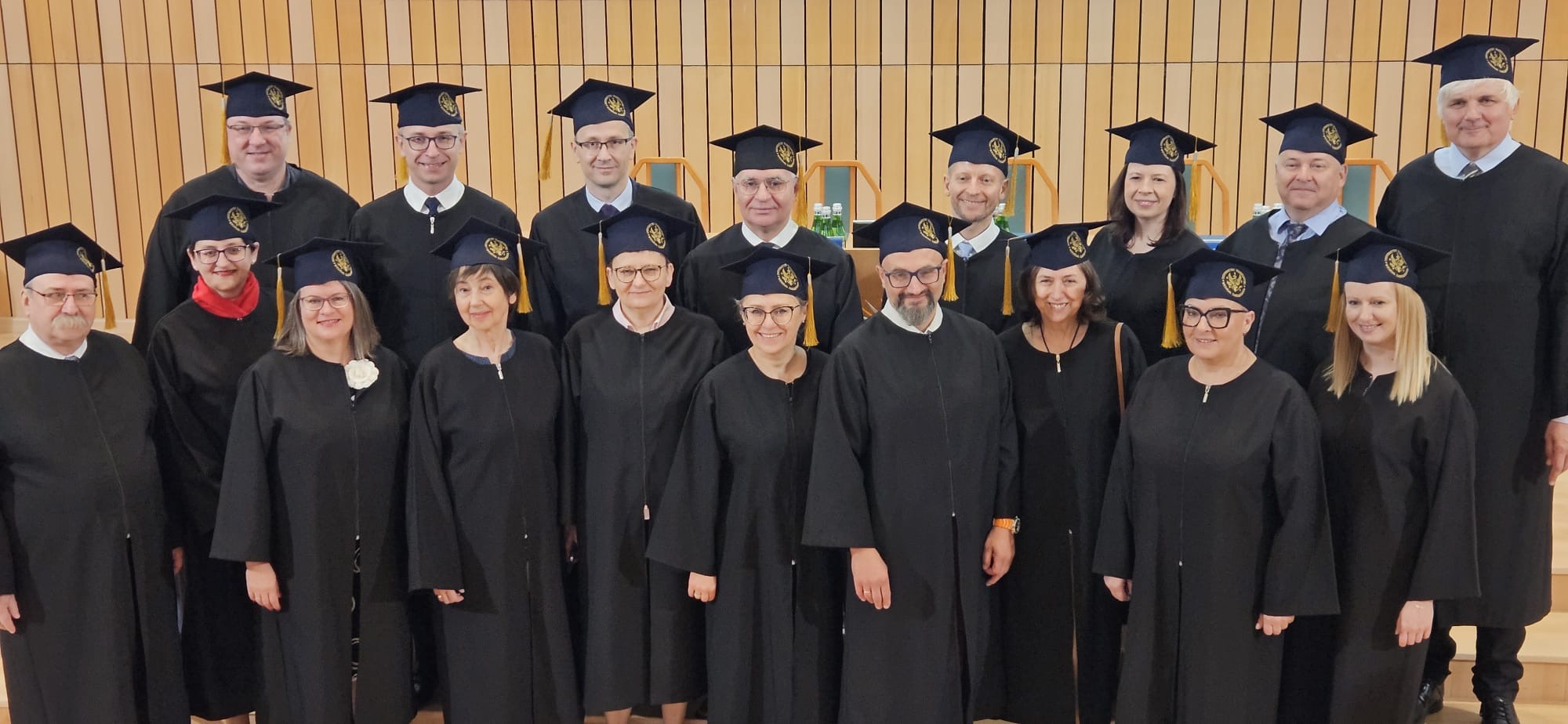 Zdjęcie grupowe studentów w togach.