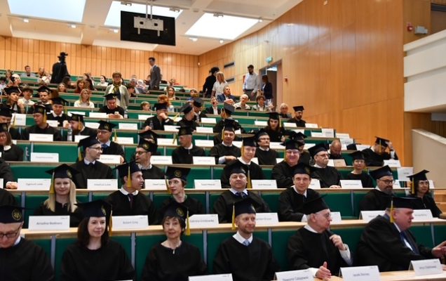 Studenci na sali ubrani w togi.