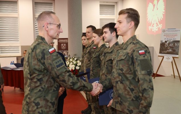 Dyrektor WIM-PIB w mundurze wojskowym wręcza wyróżnienia lekarzom wojskowym,