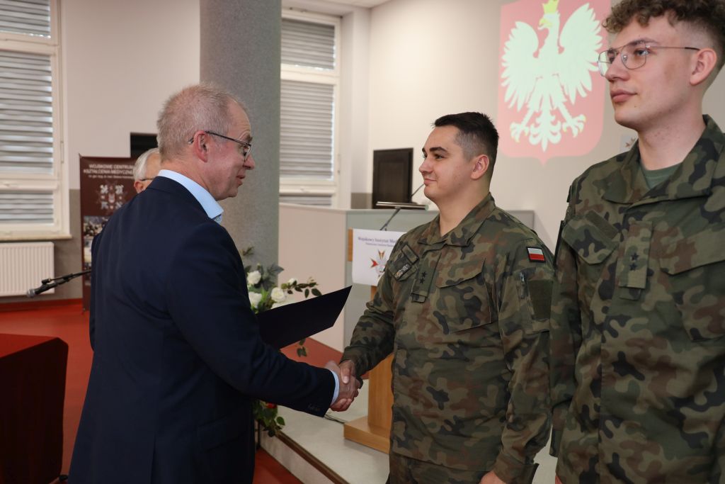 Wręczanie wyróżnień lekarzom wojskowym.