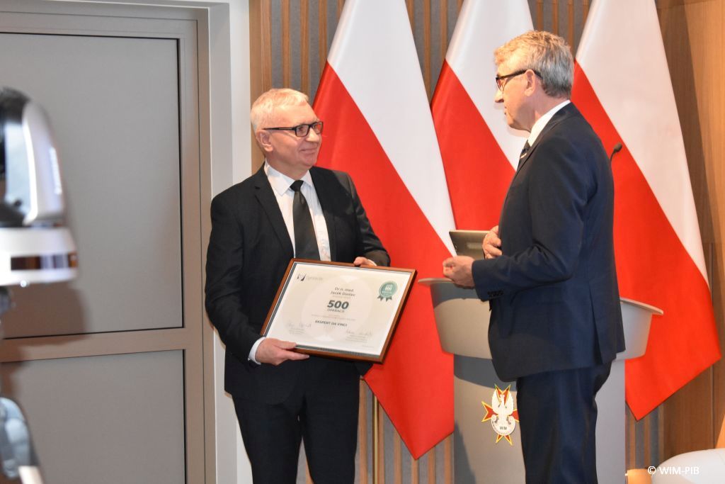 Artur Ostrowski wręcza dyplom Jackowi Dońcowi.