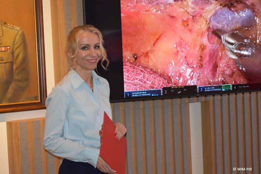 Małgorzata Złotkowska podczas konferencji Robotycznej w Wojskowym Instytucie Medycznym.