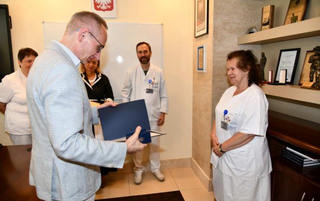 Dyrektor WIM-PIB wręcza Alicji Rączce dyplom.