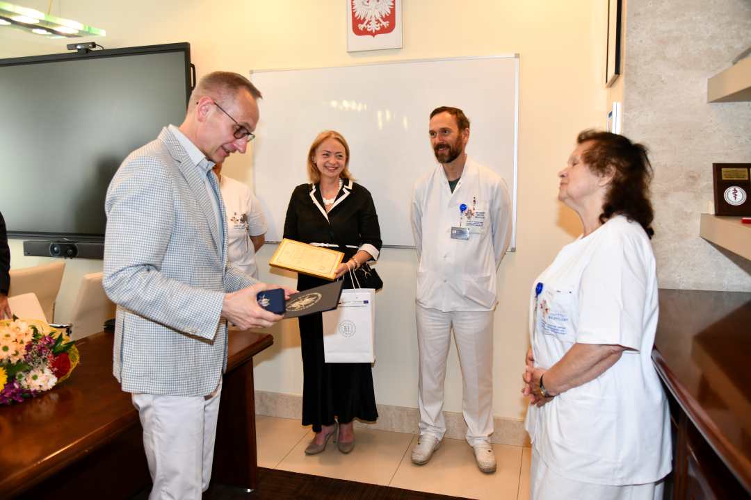 Dyrektor WIM-PIB wręcza Alicji Rączce dyplom.