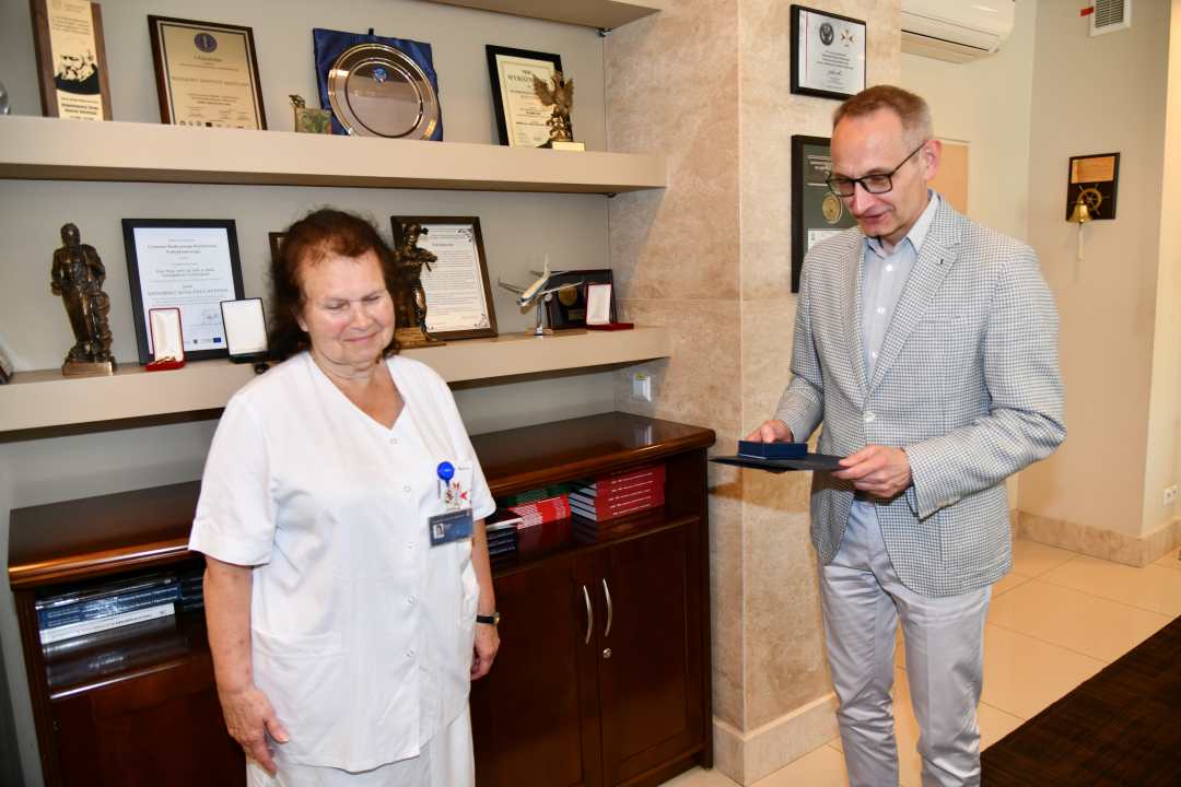 Dyrektor WIM-PIB wręcza Alicji Rączce dyplom.