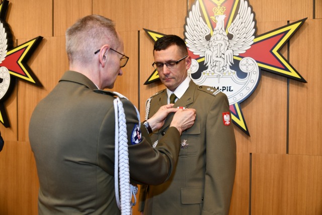 Uroczyste wręczenia medali z okazji Dnia Wojska Polskiego
