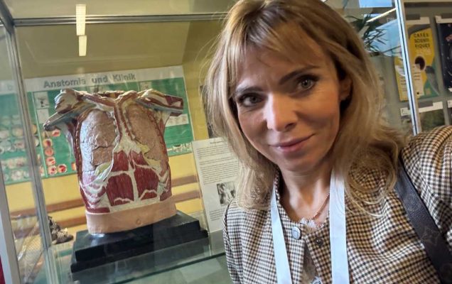 Katarzyna Gniadek Olczak za nią model medyczny klatki piersiowej w szklanej witrynie.