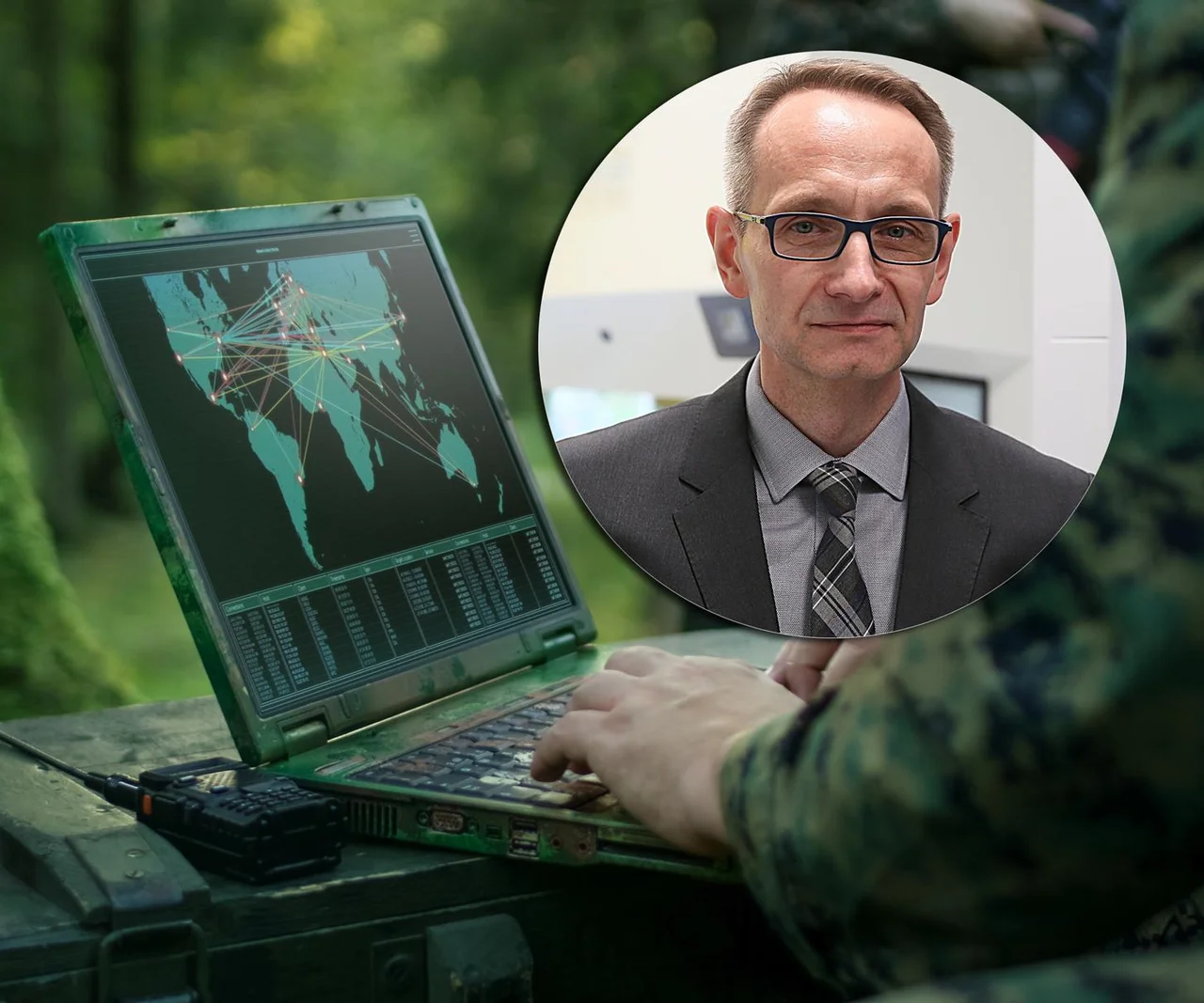 Ujęcei żołnierza przy wojskowym laptopie, w kółku zdjęcei grzegorza gieleraka dyrektora WIM.