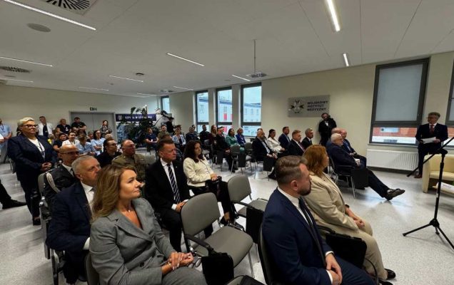 Goście i pracownicy na sali konferencyjnej.