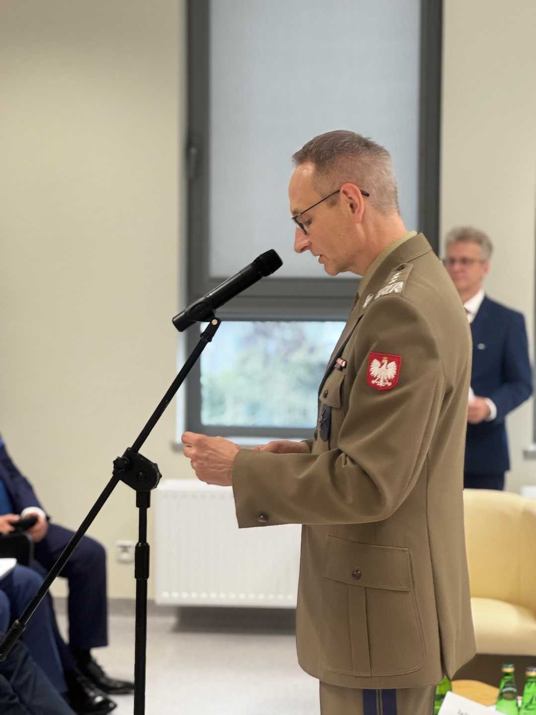 Dyrektor WIM-PIB ubrany w mundur wojskowy przemawia podczas otwarcia zmodernizowanego budynku poradni.