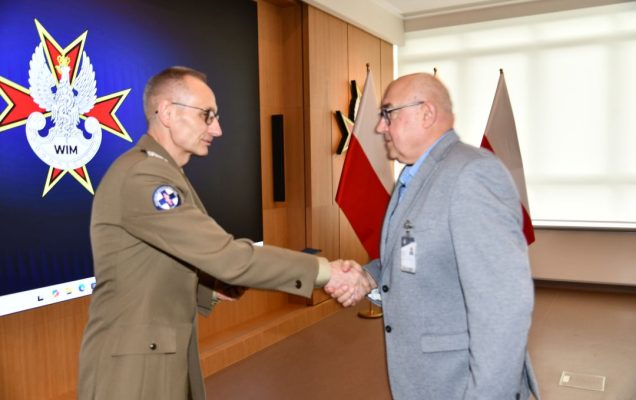 Dyrektor WIM-PIB ściska dłoń Andrzejowi Chciałowskiemu.