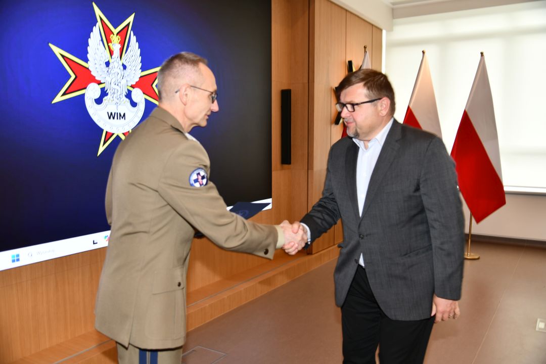 Dyrektor WIM Grzegorz Gielerak ściska dłoń członkowi Rady Naukowej WIM-PIB.