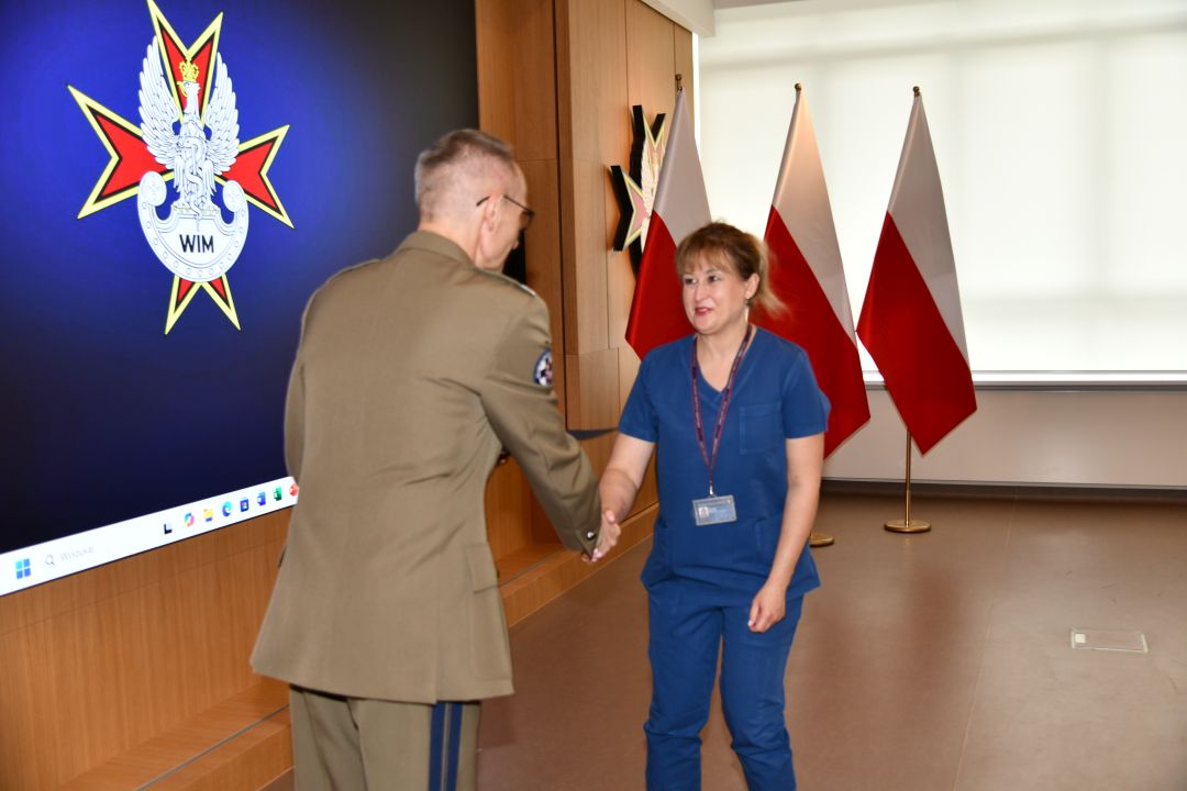 Dyrektor WIM Grzegorz Gielerak ściska dłoń członkowi Rady Naukowej WIM-PIB.