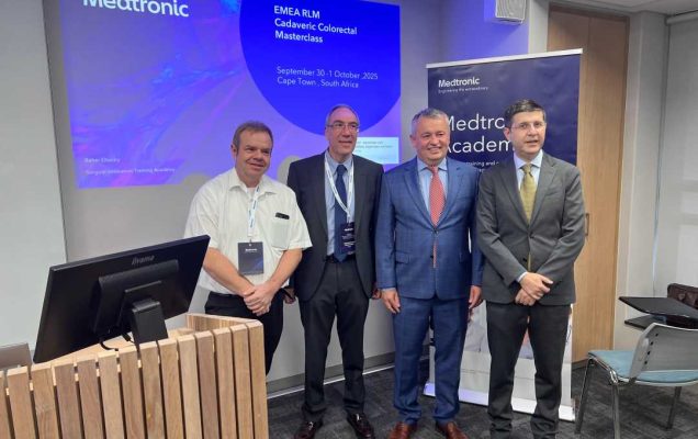 Andrzej Kwiatkowski w towarzystwie 3 uczestników kursu pozują do zdjęcia.