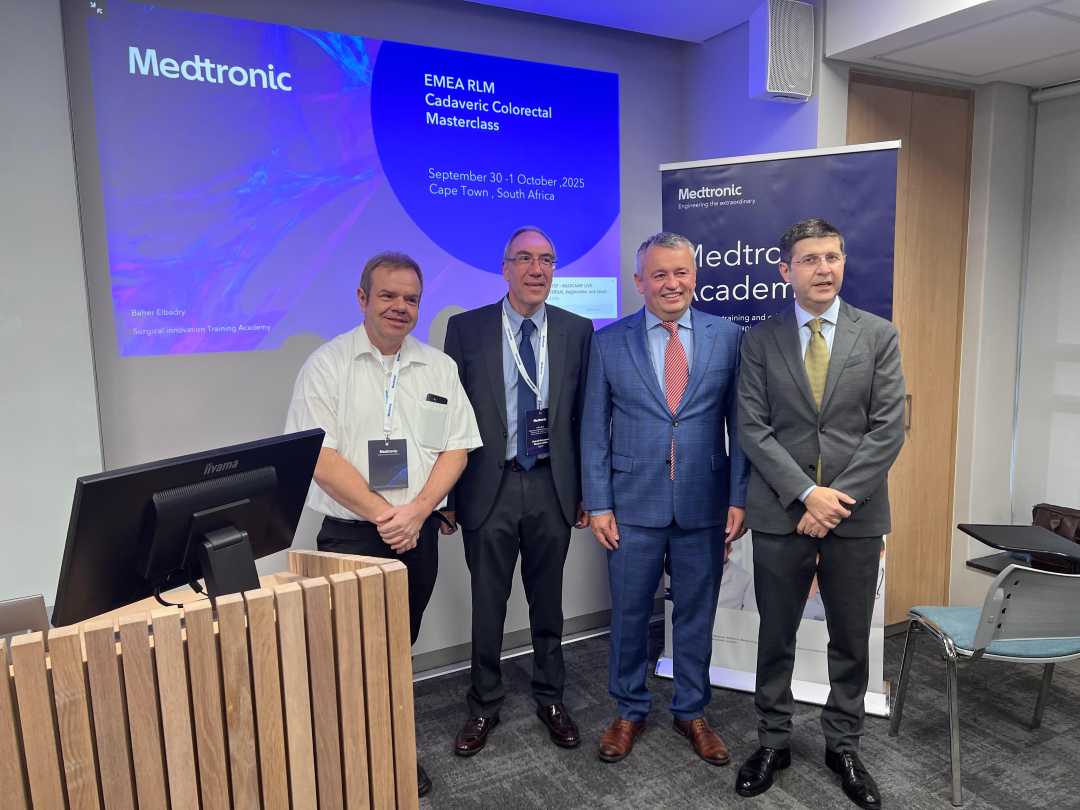 Andrzej Kwiatkowski w towarzystwie 3 uczestników kursu pozują do zdjęcia.