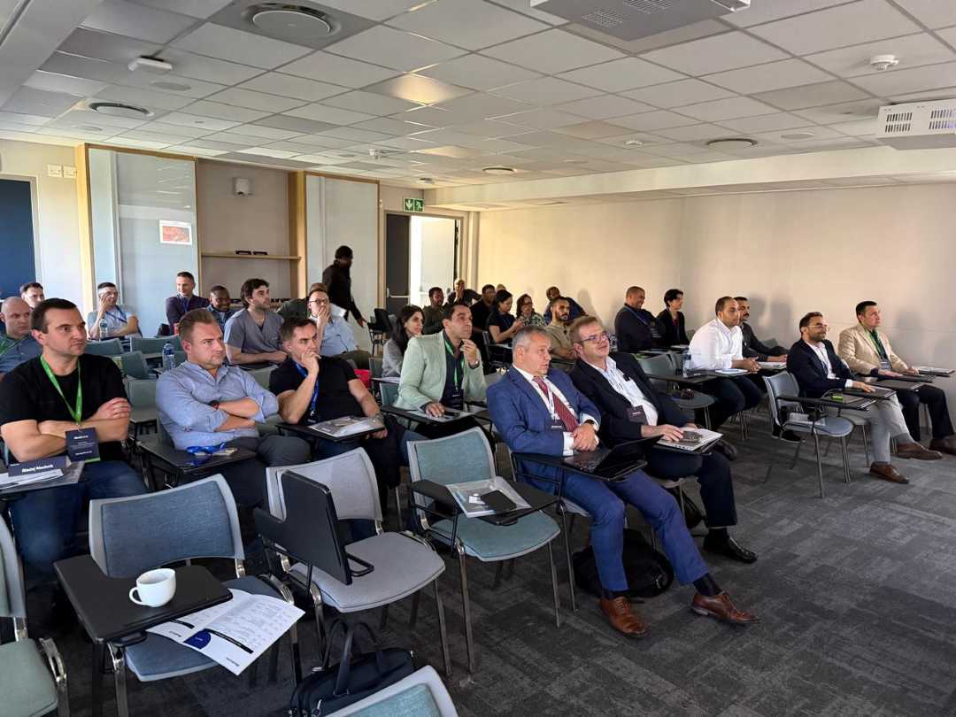 Słuchacze słuchający szkolenia na sali wykładowej.