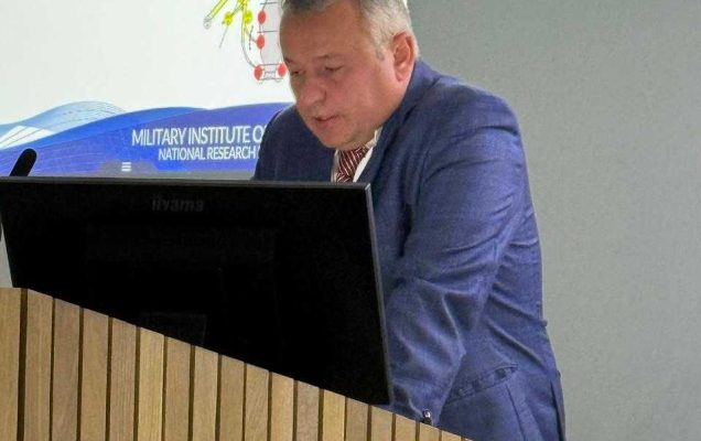 Andrzej Kwiatkowski przy mównicy.