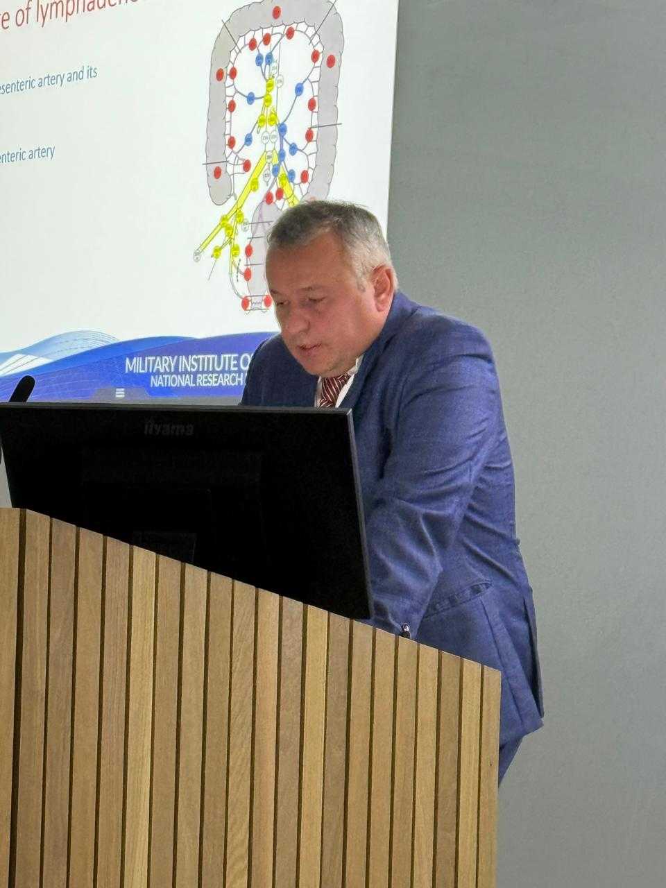 Andrzej Kwiatkowski przy mównicy.