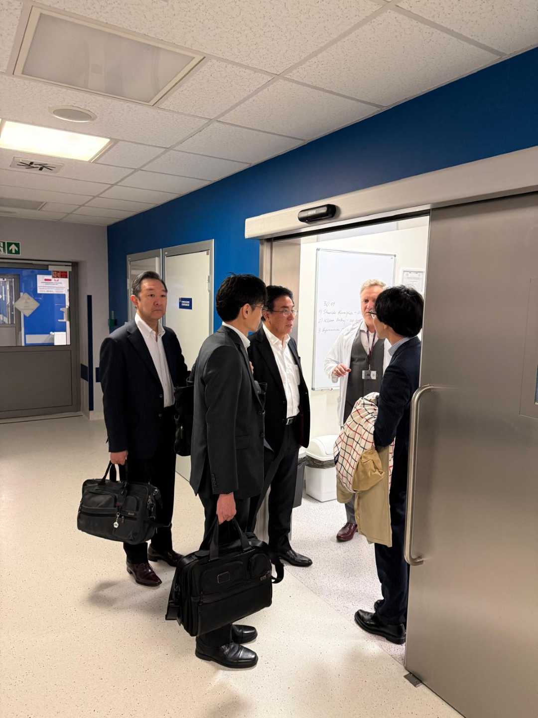Delegacja z Japonii z lekarzami WIM oglądają pomieszczenia Kliniki Kardiochirurgii.