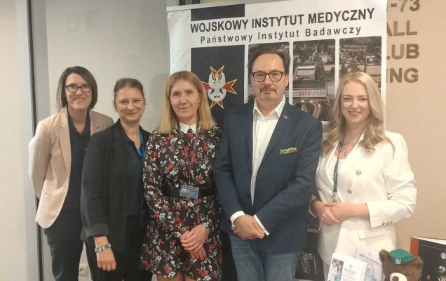 Przedstawiciele Wydziału Kształcenia Podyplomowego Lekarzy (CKP) przy stoisku WIM-PIB.