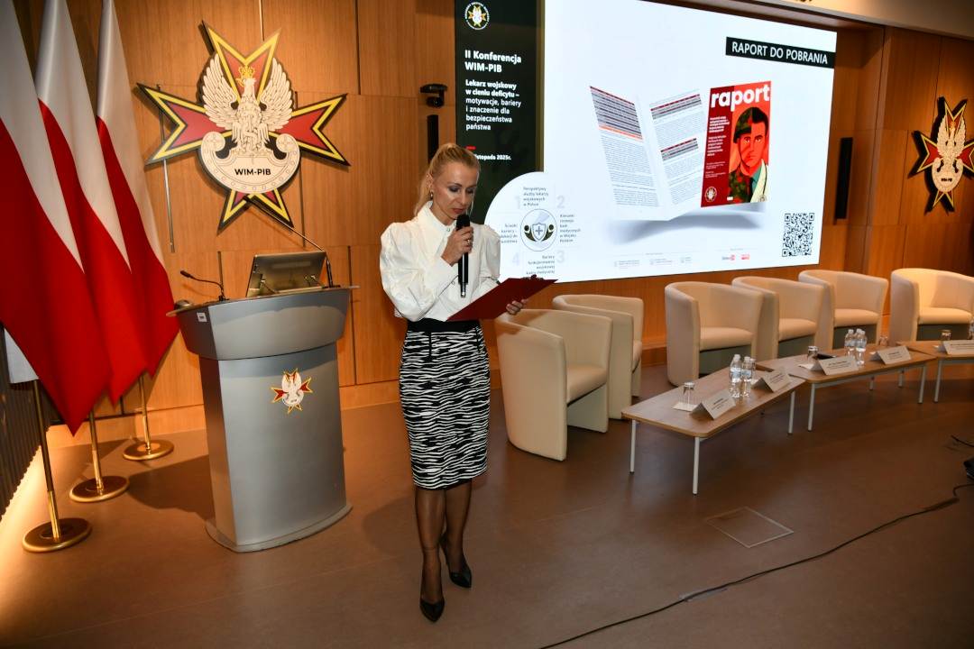 Małgorzata Złotkowska prowadzi konferencję w Wojskowym Instytucie Medycznym - Państwowym Instytucie Badawczym.