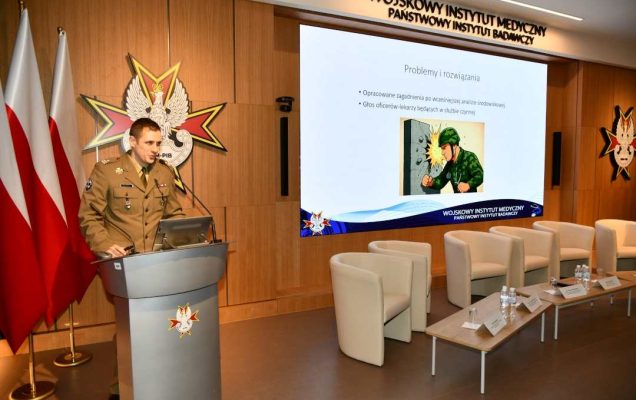 Prelegent przy mównicy.