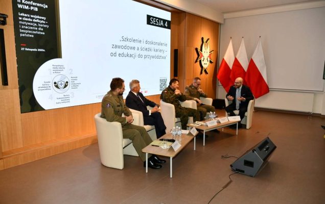 Uczestnicy siedzący w fotelach podczas panelu dyskusyjnego, za ich plecami wyświetlony fragment prezentacji.