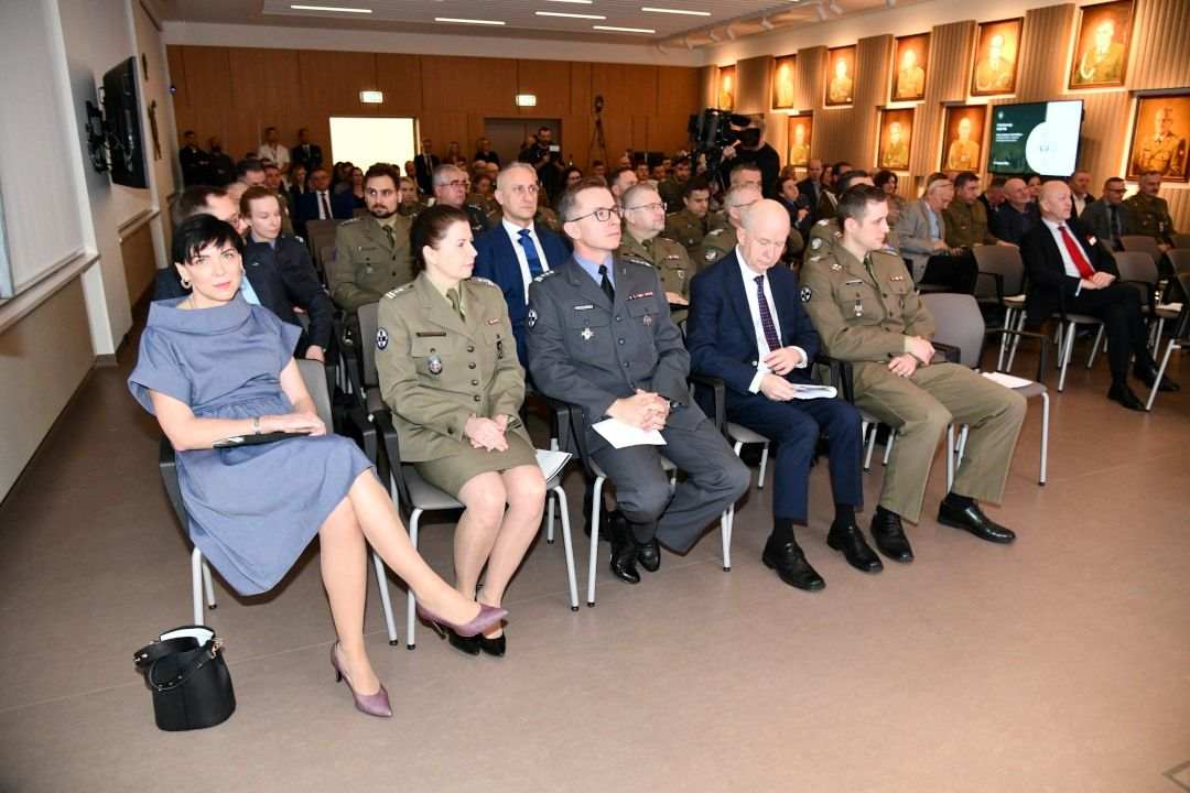 Słuchacze konferencji siedzący na auli Wojskowego Instytutu Medycznego.