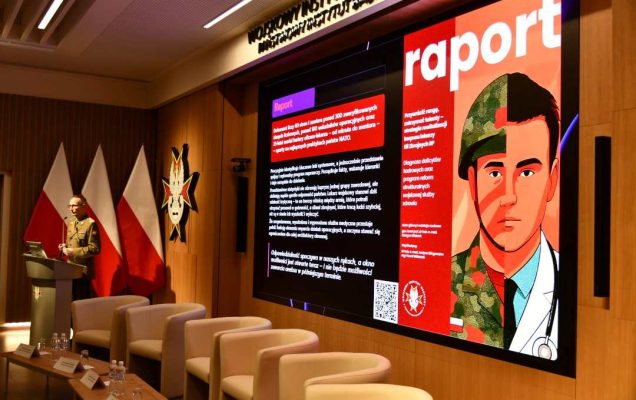 Dyrektor WIM Grzegorz Gielerak przy mównicy, za jego plecami wyświetlona na dużym ekranie okładka raportu.